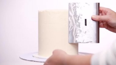 Zaman atlamalı. Adım adım. Uzun boylu Doğum günü pastası beyaz buttercream buzlanma ile krema