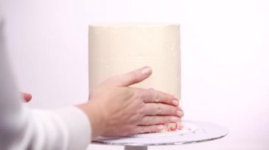 Adım adım. Uzun boylu Doğum günü pastası pembe sprinkles ile dekorasyon