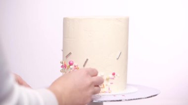 Adım adım. Uzun boylu Doğum günü pastası pembe sprinkles ile dekorasyon