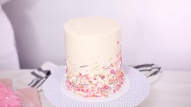 Adım adım. Doğum günü pastası beyaz buttercream buzlanma ile üzerine beyaz çikolata ganache damlayan