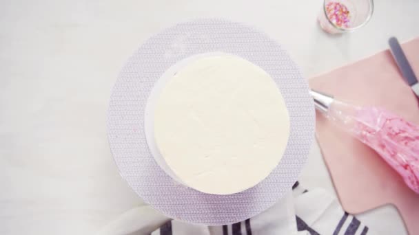 一歩一歩 フラットが横たわっていた 白いバター クリームのアイシングを持つ背の高いケーキのアイシング — ストック動画