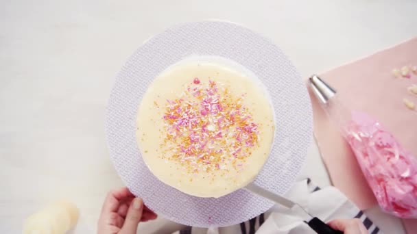 Stap Voor Stap Flat Lag Een Witte Chocolade Ganache Cake — Stockvideo