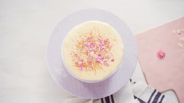 Steg För Steg Platt Låg Piping Rosa Italienska Buttercream Isbildning — Stockvideo