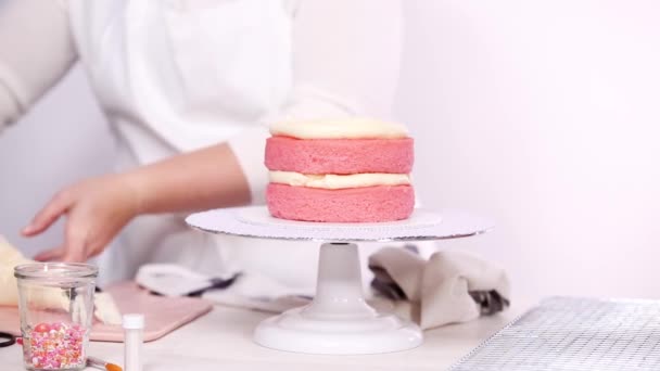 一步一步 将粉红色生日蛋糕的层堆叠在一起 — 图库视频影像