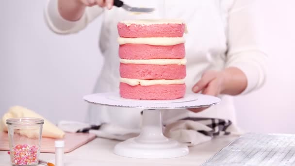 Steg För Steg Isbildning Tall Födelsedagstårta Med Vita Buttercream Isbildning — Stockvideo