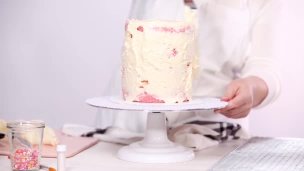 Βήμα Βήμα Γλάσο Ψηλό Γενέθλια Τούρτα Γλάσο Buttercream Λευκό — Αρχείο Βίντεο