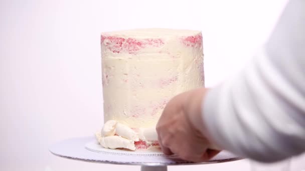 Adım Adım Uzun Boylu Doğum Günü Pastası Beyaz Buttercream Buzlanma — Stok video