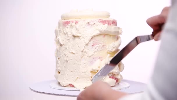 Passo Passo Bolo Aniversário Alto Gelado Com Cobertura Creme Manteiga — Vídeo de Stock