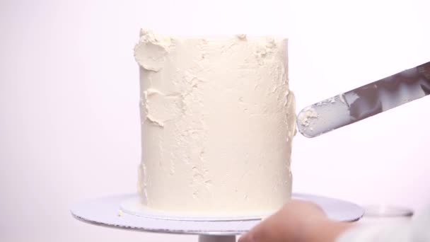 一步一步 用白色的奶油糖霜冰封的高生日蛋糕 — 图库视频影像