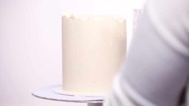 Krok Krokem Vysoký Narozeninový Dort Bílou Buttercream Poleva Poleva — Stock video