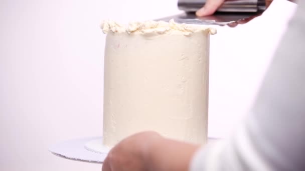 Passo Passo Bolo Aniversário Alto Gelado Com Cobertura Creme Manteiga — Vídeo de Stock