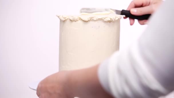 一步一步 用白色的奶油糖霜冰封的高生日蛋糕 — 图库视频影像