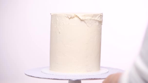 Stap Voor Stap Kers Hoog Verjaardagstaart Met Witte Botterroom Suikerglazuur — Stockvideo