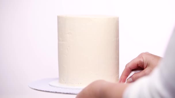 一歩一歩 白いバター クリームのアイシングを持つ背の高いケーキのアイシング — ストック動画