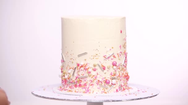 Paso Paso Decoración Pastel Cumpleaños Alto Con Espolvoreo Rosa — Vídeos de Stock