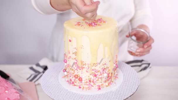 Stap Voor Stap Verfraaien Van Hoog Verjaardagscake Met Een Roze — Stockvideo