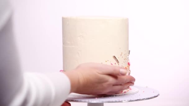 Stap Voor Stap Verfraaien Van Hoog Verjaardagscake Met Een Roze — Stockvideo