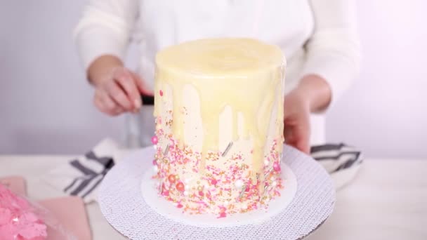 단계적으로 Buttercream 빙으로 케이크에 화이트 초콜릿 Ganache 떨어지는 — 비디오