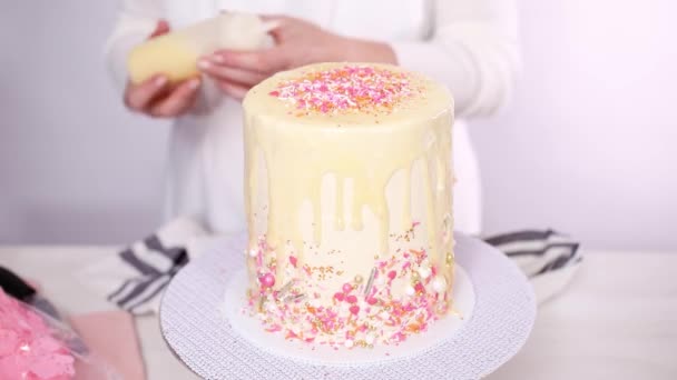 Крок Кроком Дроблення Білого Шоколадного Ганаша День Народження Торт Білим — стокове відео