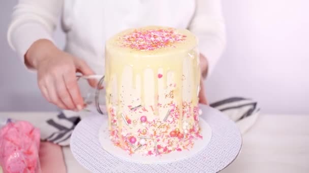 Steg För Steg Droppande Vit Chokladganache Födelsedagstårta Med Vita Buttercream — Stockvideo