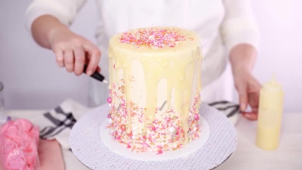 Step Step Dripping White Chocolate Ganache Birthday Cake White Buttercream — Stock Video