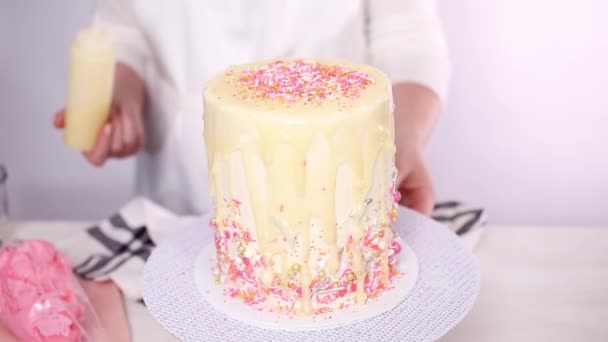 Stap Voor Stap Een Witte Chocolade Ganache Cake Van Kindverjaardag — Stockvideo