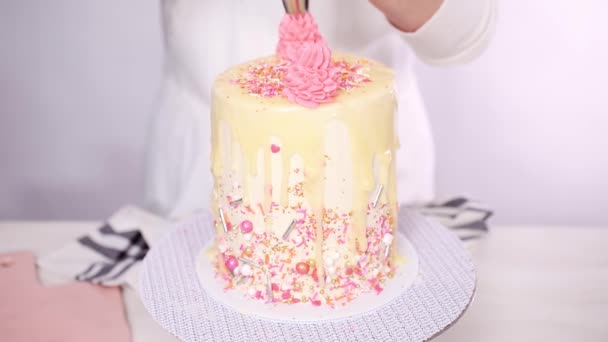 一步一步 在一个高大的生日蛋糕上 用粉色的意大利奶油锦上添花 — 图库视频影像