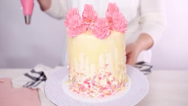 一歩一歩 背の高い誕生日ケーキの上にアイシング ピンク イタリア Buttercream の配管 — ストック動画