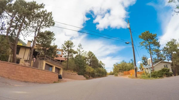 Vezetés Keresztül Colorado Springs Előkelő Lakóövezetben Ősszel — Stock Fotó