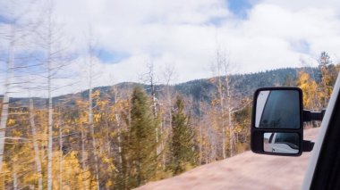 Küçük dağ kir yollarda Colorado Springs Cripple Creek için sonbaharda sürüş.
