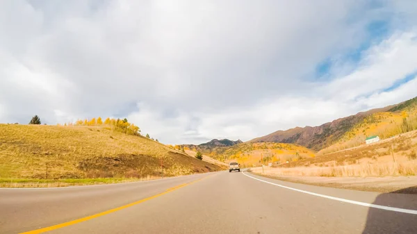 Autofahrer Fährt Herbst Auf Der Autobahn Lähmenden Bach — Stockfoto