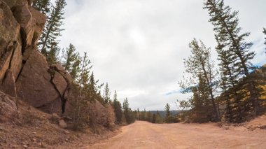 Küçük dağ kir yollarda Colorado Springs Cripple Creek için sonbaharda sürüş.