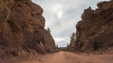 Küçük dağ kir yollarda Colorado Springs Cripple Creek için sonbaharda sürüş.