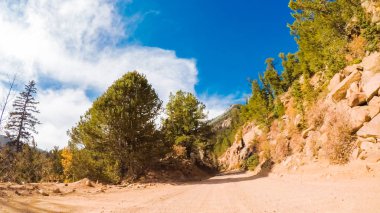 Küçük dağ kir yollarda Colorado Springs Cripple Creek için sonbaharda sürüş.