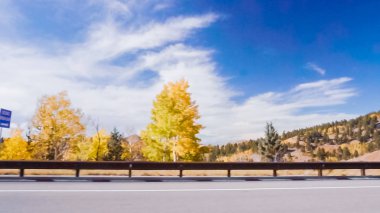 Sonbaharda Colorado Springs için 67 dağ otoyolda sürüş.