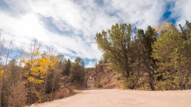 Küçük dağ kir yollarda Colorado Springs Cripple Creek için sonbaharda sürüş.