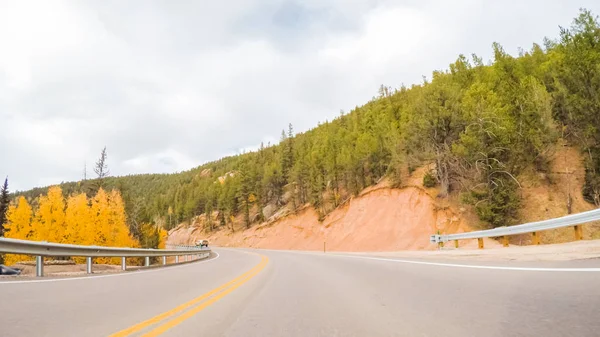 Sonbaharda Colorado Springs Için Dağ Otoyolda Sürüş — Stok fotoğraf