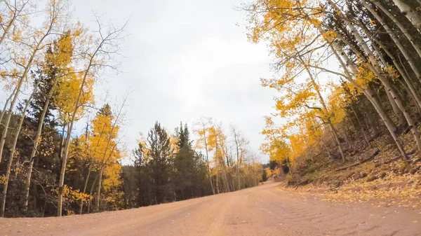秋にクリップル クリークへコロラド スプリングスから小さな山の未舗装道路で運転 — ストック写真