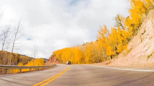 Οδήγηση Αυτοκινητόδρομο Βουνών Στο Κολοράντο Σπρινγκς Φθινόπωρο — Φωτογραφία Αρχείου
