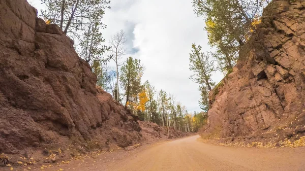 秋にクリップル クリークへコロラド スプリングスから小さな山の未舗装道路で運転 — ストック写真