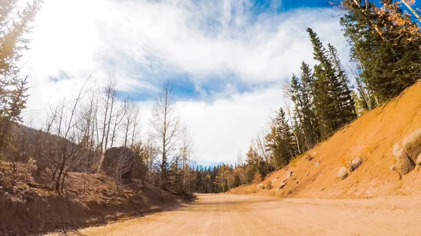 秋にクリップル クリークへコロラド スプリングスから小さな山の未舗装道路で運転 — ストック写真