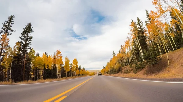 Sonbaharda Colorado Springs Için Dağ Otoyolda Sürüş — Stok fotoğraf