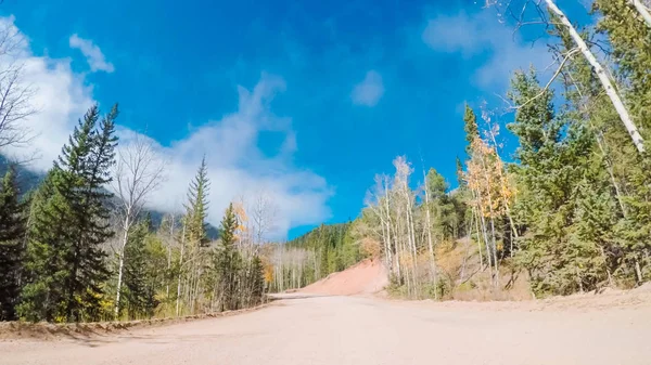 秋にクリップル クリークへコロラド スプリングスから小さな山の未舗装道路で運転 — ストック写真