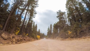 Küçük dağ kir yollarda Colorado Springs Cripple Creek için sonbaharda sürüş.