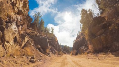 Küçük dağ kir yollarda Colorado Springs Cripple Creek için sonbaharda sürüş.