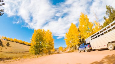 Colorado Springs, Colorado, ABD-Ekim 6, 2018 - küçük dağ kir yollarda Colorado Springs Cripple Creek için sonbaharda sürüş.