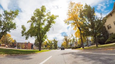 Colorado Springs, Colorado, ABD-Ekim 6, 2018 - tarihi konut komşuları'nda sonbaharda sürüş..