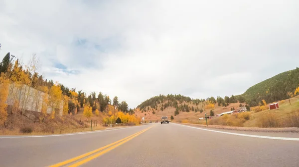 Sonbaharda Colorado Springs Için Dağ Otoyolda Sürüş — Stok fotoğraf