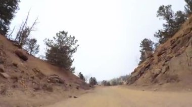 Küçük dağ kir yollarda Colorado Springs Cripple Creek için sonbaharda sürüş.