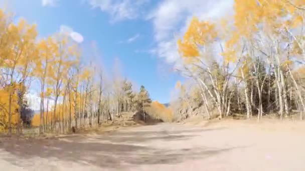 Conduite sur les petites routes de terre de montagne de Colorado Springs à Cripple Creek en automne .